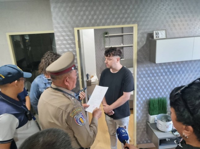 Seorang turis Inggris telah dilacak oleh polisi Inggris dan ditangkap karena diduga memperkosa seorang gadis berusia enam tahun di Thailand. ??? Luke Adam Lawrence, 30, dari Leeds, West Yorkshire, (GAMBAR DALAM T-SHIRT HITAM) diidentifikasi oleh detektif dari Badan Kejahatan Nasional (NCA) di London atas dugaan video seorang siswi yang dianiaya. ??? Petugas bekerja sama dengan polisi setempat dan melacak Luke hingga ke kota resor
