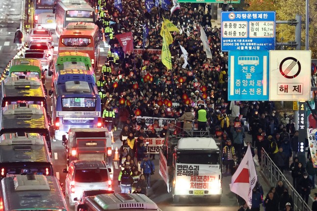 Para pengunjuk rasa yang berpartisipasi dalam unjuk rasa menentang Presiden Korea Selatan Yoon Suk Yeol menuju kantor kepresidenan