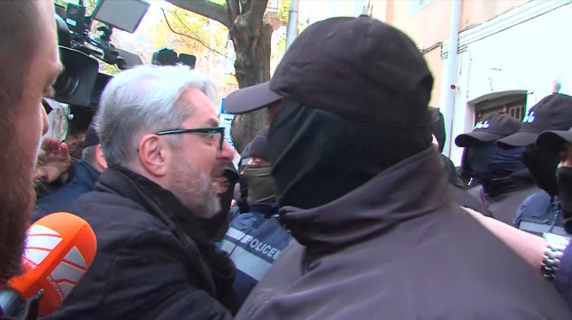 Nika Gvaramia, pemimpin partai Koalisi untuk Perubahan, terlihat dikelilingi petugas polisi sebelum ditahan di Tbilisi, Georgia, 4 Desember 2024, dalam gambar diam dari sebuah video. Formula TV/dokumen melalui REUTERS PERHATIAN EDITOR - GAMBAR INI DISEDIAKAN OLEH PIHAK KETIGA. TIDAK ADA JUAL KEMBALI. TIDAK ADA ARSIP. KREDIT WAJIB. GEORGIA KELUAR. TIDAK ADA PENJUALAN KOMERSIAL ATAU EDITORIAL DI GEORGIA.