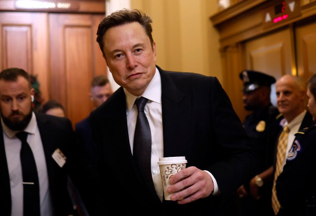 WASHINGTON, DC - 05 DESEMBER: CEO Tesla Elon Musk, salah satu ketua Departemen Efektivitas Pemerintah (DOGE) yang baru, tiba di Capitol Hill pada 05 Desember 2024 di Washington, DC. Musk dan wakil ketuanya, pengusaha Vivek Ramaswamy, hari ini bertemu dengan anggota parlemen tentang DOGE, sebuah komisi penasihat presiden yang direncanakan dengan tujuan mengurangi pengeluaran pemerintah dan meningkatkan efisiensi tenaga kerja di federal. (Foto oleh Anna Moneymaker/Getty Images) *** BESTPIX ***