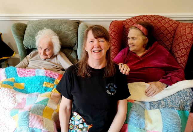 Liz Conroy, dari Blankets For Baby Rhinos, bersama Joyce Baxtrem, 94 (kiri), dan Sheila O'Neill, 83 (kanan), warga Hazelgrove Court Care Home. Sekelompok nenek Yorkshire membantu merawat bayi badak yang terluka sejauh 8.000 km setelah merajut selimut untuknya. Tanggal rilis? 6 Desember 2024. Badak berumur tiga minggu bernama Hercules diserang dengan kejam oleh sekelompok hyena di Afrika Selatan dan menderita patah tulang dan luka infeksi. Namun setelah dibawa ke rumah sakit spesialis badak terdekat, anak badak tersebut dapat beristirahat berkat pengasuh cerdas di Inggris yang menjaganya tetap hangat. Meskipun jaraknya lebih dari 5.000 mil, Knitting Nannas memproduksi selimut rajutan untuk badan amal satwa liar Blankets For Baby Rhinos dari rumah jompo mereka di Saltburn-by-the-Sea, di Yorkshire.
