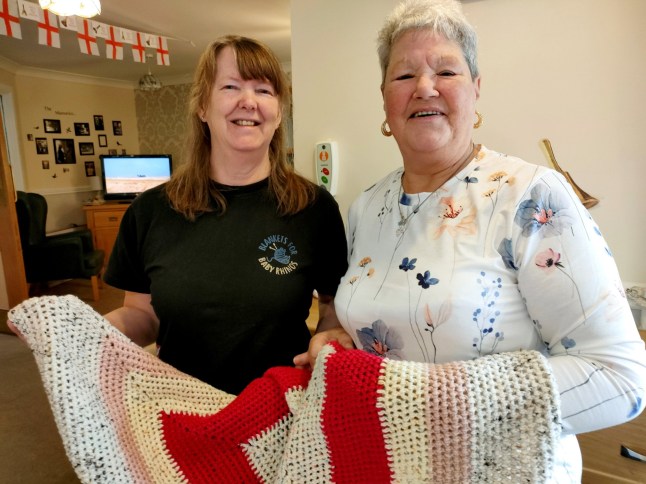 (Kiri ke kanan) Liz Conroy, dari Blankets For Baby Rhinos dan Val Dixon, teman dari Hazelgrove Court Care Home, yang menyumbangkan wol ke The Knitting Nannas. Sekelompok nenek Yorkshire membantu merawat bayi badak yang terluka sejauh 8.000 km setelah merajut selimut untuknya. Tanggal rilis? 6 Desember 2024. Badak berumur tiga minggu bernama Hercules diserang dengan kejam oleh sekelompok hyena di Afrika Selatan dan menderita patah tulang dan luka infeksi. Namun setelah dibawa ke rumah sakit spesialis badak terdekat, anak tersebut dapat beristirahat berkat pengasuh cerdas di Inggris yang menjaganya tetap hangat. Meskipun jaraknya lebih dari 5.000 mil, Knitting Nannas memproduksi selimut rajutan untuk badan amal satwa liar Blankets For Baby Rhinos dari rumah jompo mereka di Saltburn-by-the-Sea, di Yorkshire.