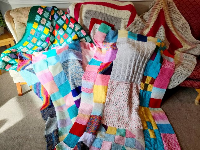 Selimut bayi badak. Sekelompok nenek Yorkshire membantu merawat bayi badak yang terluka sejauh 8.000 km setelah merajut selimut untuknya. Tanggal rilis? 6 Desember 2024. Badak berumur tiga minggu bernama Hercules diserang dengan kejam oleh sekelompok hyena di Afrika Selatan dan menderita patah tulang dan luka infeksi. Namun setelah dipindahkan ke rumah sakit spesialis badak terdekat, anak tersebut dapat beristirahat berkat pengasuh pintar di Inggris yang menjaganya tetap hangat. Meskipun jaraknya lebih dari 5.000 mil, Knitting Nannas memproduksi selimut rajutan untuk badan amal satwa liar Blankets For Baby Rhinos dari rumah jompo mereka di Saltburn-by-the-Sea, di Yorkshire.
