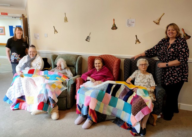 Sekelompok nenek Yorkshire membantu merawat bayi badak yang terluka sejauh 8.000 km setelah merajut selimut untuknya. Tanggal rilis? 6 Desember 2024. Badak berusia tiga minggu bernama Hercules diserang dengan kejam oleh sekelompok hyena di Afrika Selatan dan menderita patah tulang serta luka infeksi. Namun setelah dipindahkan ke rumah sakit spesialis badak terdekat, anak tersebut dapat beristirahat berkat pengasuh pintar di Inggris yang menjaganya tetap hangat. Meskipun jaraknya lebih dari 5.000 mil, Knitting Nannas memproduksi selimut rajutan untuk badan amal satwa liar Blankets For Baby Rhinos dari rumah jompo mereka di Saltburn-by-the-Sea, di Yorkshire.