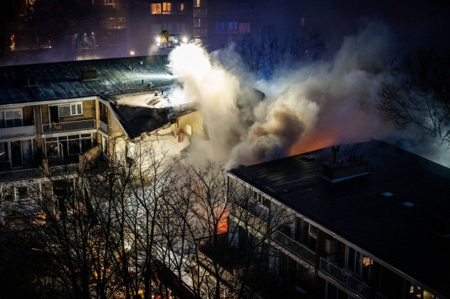 Kredit wajib: Foto oleh Hollandse Hoogte/Shutterstock (14979885l) DEN HAAG - Layanan darurat hadir di Tarwekamp di mana api yang sangat besar sedang berkobar. Sebuah ledakan mungkin telah terjadi. Kebakaran sangat besar di Den Haag, kemungkinan ledakan - 7 Desember 2024