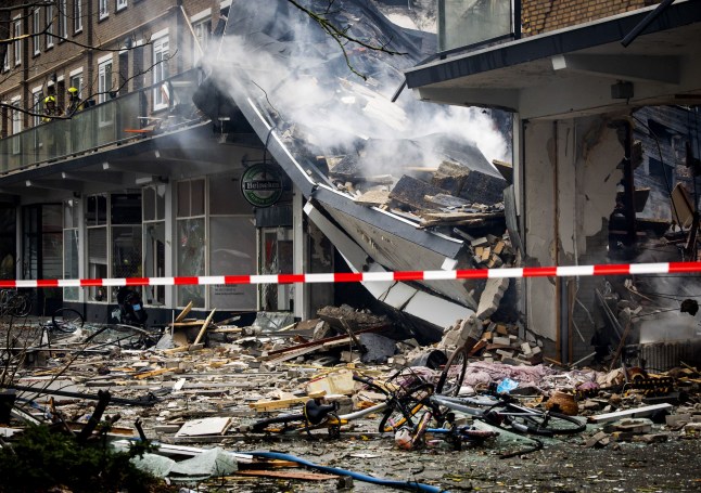 Kredit wajib: Foto oleh Hollandse Hoogte/Shutterstock (14980078aa) DENPASAR - Layanan darurat berada di lokasi di Tarwekamp di mana api yang sangat besar berkobar setelah ledakan. Ledakan di Den Haag, Belanda - 7 Desember 2024