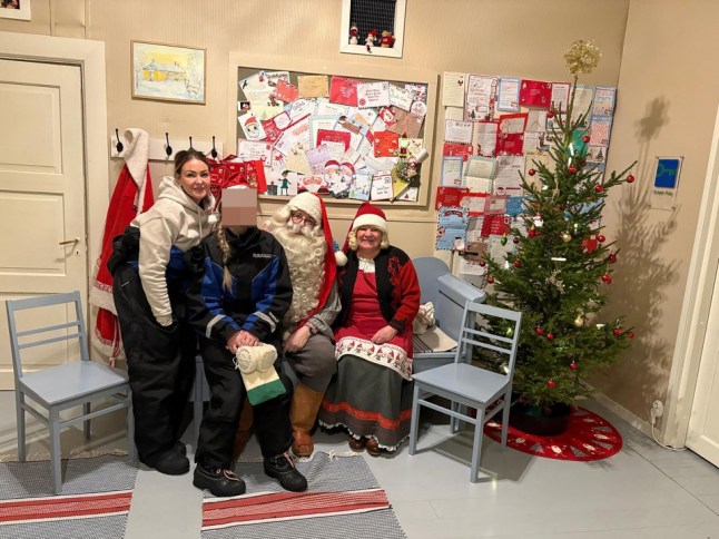 Anak-anak menangis dalam perjalanan Natal sejauh 4 km ke Lapland dari Neraka tempat Santa berkata