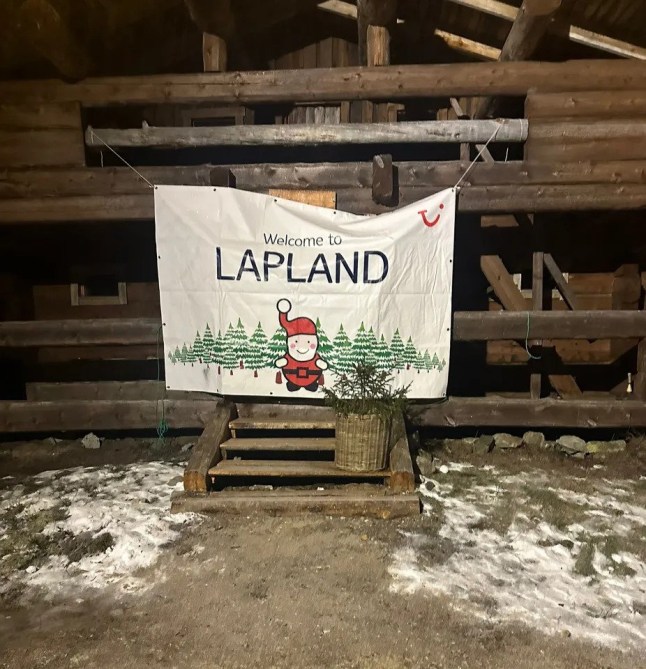 Anak-anak menangis dalam perjalanan Natal sejauh 4 km ke Lapland dari Neraka tempat Santa berkata