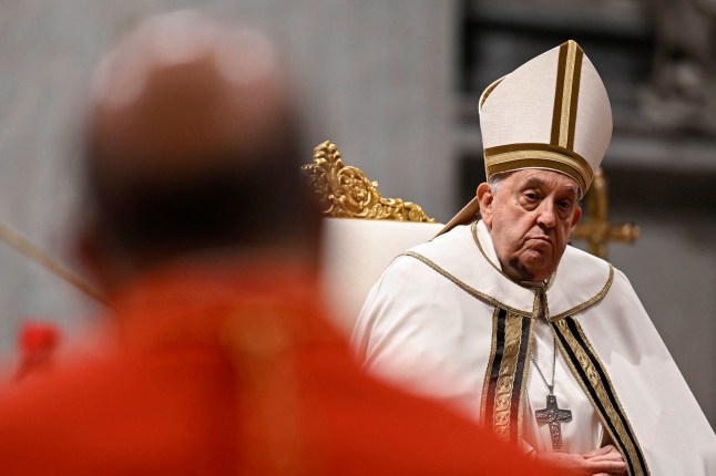 Foto yang diambil dan dirilis oleh media Vatikan pada 7 Desember 2024 ini memperlihatkan Paus Fransiskus saat konsistori publik biasa untuk pengangkatan kardinal baru, di Basilika Santo Petrus di Vatikan, 7 Desember 2024. Pada 7 Desember, Paus Fransiskus akan melantik 21 kardinal baru dari lima benua, termasuk uskup dari Aljazair, Teheran, Tokyo dan Abidjan, banyak di antaranya suatu hari nanti dapat membantu memilih penggantinya. Di konsistori kesepuluh sejak menjadi Paus pada tahun 2013, Paus Fransiskus, 87 tahun, sekali lagi berupaya untuk membentuk eselon atas Gereja Katolik sesuai dengan citranya dan memperkuat warisannya sebagai pemimpin lembaga yang lebih inklusif dan global. (Foto oleh Handout / VATICAN MEDIA / AFP) / DIBATASI UNTUK PENGGUNAAN EDITORIAL - KREDIT WAJIB "FOTO / DOKUMEN AFP / MEDIA VATIKAN" - TANPA PEMASARAN, TANPA KAMPANYE IKLAN - DISTRIBUSIKAN SEBAGAI LAYANAN KEPADA PELANGGAN (Foto oleh HANDOUT/VATICAN MEDIA/AFP via Getty Images)