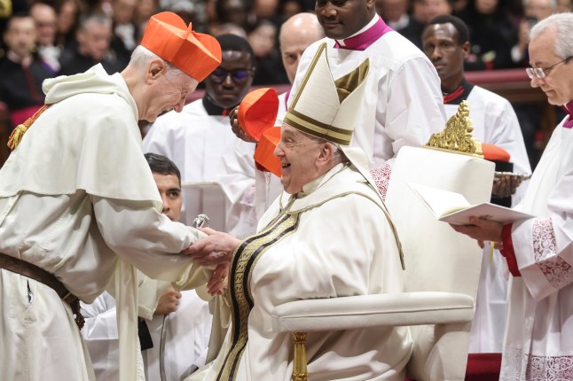 KOTA VATIKAN, VATIKAN - 07 DESEMBER: Kardinal Timothy Peter Joseph Radcliffe yang baru diangkat menerima topi jepit dari Paus Fransiskus dalam konsistori pengangkatan kardinal baru di Vatikan pada 07 Desember 2024 di Kota Vatikan, Vatikan. Paus Fransiskus merayakan konsistori pengangkatan 21 kardinal baru dari seluruh dunia, dengan mengatakan kepada mereka untuk tidak terpesona oleh rayuan kekuasaan, tetapi untuk selalu mengikuti jalan Yesus dan memupuk semangat untuk berjumpa. (Foto oleh Alessandra Benedetti – Corbis/Corbis melalui Getty Images)