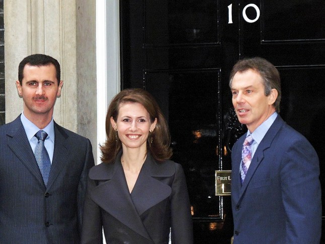 FILE - Presiden Suriah Bashar Assad, kiri, dan istrinya Asma disambut oleh Perdana Menteri Inggris Tony Blair di luar kediamannya di 10 Downing Street, London, 16 Desember 2002, pada awal kunjungan resmi mereka ke Inggris . (Foto AP/Max Nash, berkas)