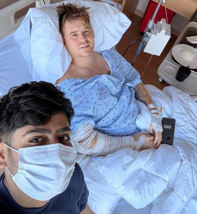 Nicholas Jones, dirawat di rumah sakit setelah terjatuh bersama suaminya Rahul. Seorang pria jatuh dari sisi balkonnya saat sedang berlibur dan jatuh 15 meter ke beton - dan SELAMAT. Nicholas Jones, 35, keluar untuk duduk di balkonnya setelah minum-minum saat berlibur di Phnom Penh, Kamboja. Namun tanahnya basah dan licin karena hujan dan Nicholas akhirnya terpeleset dan terjatuh dari tepian, terjatuh sejauh 15 meter. Guru bahasa Inggris - yang tinggal di Shanghai, Tiongkok - tetap sadar setelah mendarat di beton empat lantai di bawahnya.