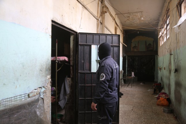 HAMA, SURIAH - 07 DESEMBER: Pemandangan interior penjara Hama setelah kelompok bersenjata yang menentang rezim Bashar al-Assad, dipimpin oleh Hay'at Tahrir al-Sham (HTS), telah memerangi pasukan rezim sejak 27 November, mengambil alih kendali pusat kota Hama pada 7 Desember, di Suriah. (Foto oleh Kasim Rammah/Anadolu melalui Getty Images)