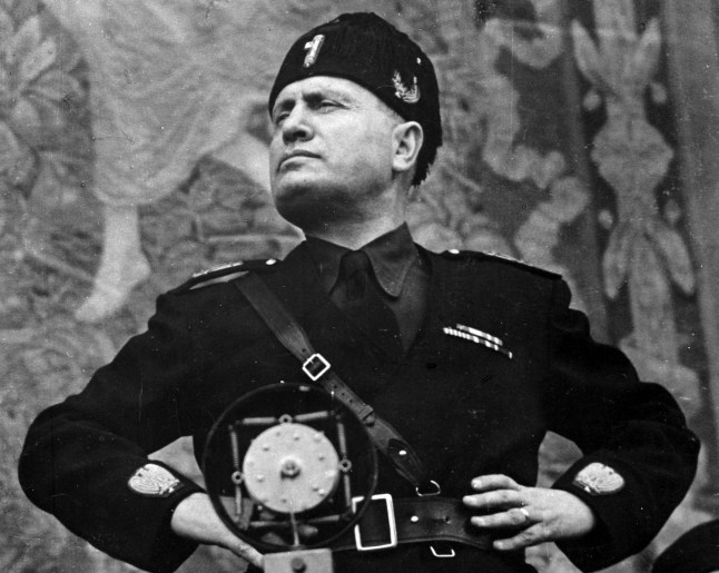 TIDAK TERTENTU - SEKITAR 1940: diktator fasis Italia Benito Mussolini (1883-1945). (Foto oleh Roger Violet melalui Getty Images)