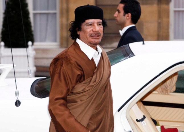 PARIS, PRANCIS- 10 DESEMBER: Kolonel Gaddafi tiba di Istana Elysee pada 10 Desember 2007 di Paris, Prancis. Pemimpin Libya Muammar Gaddafi akan menghabiskan lima hari di Prancis, kunjungan pertamanya dalam lebih dari 30 tahun, untuk membahas kesepakatan perdagangan dan militer. (Foto oleh Michel Dufour/WireImage)