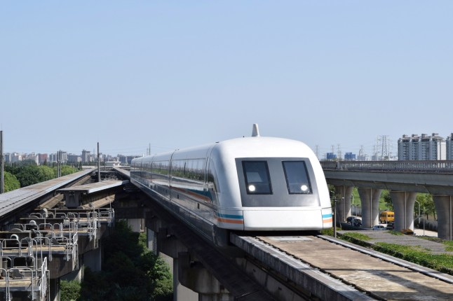 Kereta maglev kecepatan rendah hingga menengah Shanghai, sudah beroperasi di Tiongkok.