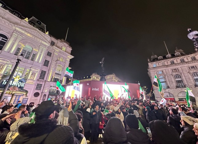 Foto tak bertanggal pertemuan warga Suriah di Piccadilly Circus, London, setelah jatuhnya rezim Assad. Tanggal terbit: Senin 9 Desember 2024. Foto PA. Lihat cerita AP POLITIK Suriah London. Kredit foto harus berbunyi: Zouhir Al-Shimale/PA Wire CATATAN UNTUK EDITOR: Foto ini hanya dapat digunakan untuk tujuan pelaporan editorial untuk ilustrasi kontemporer tentang peristiwa, benda atau orang dalam gambar atau fakta yang disebutkan dalam keterangan. Penggunaan kembali gambar mungkin memerlukan izin tambahan dari pemegang hak cipta.