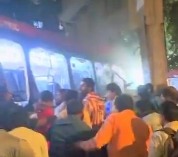 Kecelakaan tragis: Bus TERBAIK No. 332 (rute Kurla-Andheri) Royal Hotel, Kurla. 3 tewas, 20 luka-luka setelah bus bertabrakan dengan beberapa kendaraan di dekat Sekolah Anjum-e-Islam di SG Barve Marg. Laporan awal menunjukkan rem rusak. Layanan darurat di lokasi