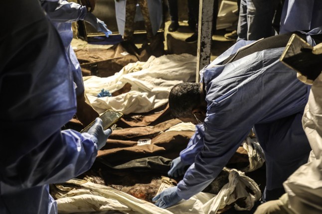 DAMAS, SYRIE - 10 DÉCEMBRE : (NOTE DE L'ÉDITEUR : l'image représente la mort) Une vue de cadavres torturés à mort à l'hôpital Al-Mujtahid alors que les équipes mènent une enquête dans les compartiments secrets de la prison de Sednaya après la chute du régime d'Assad à Damas, en Syrie, le 10 décembre 2024. Les journalistes d'Anadolu à Damas ont documenté les efforts de la défense civile syrienne, connue sous le nom de Casques blancs, alors qu'ils travaillaient pour découvrir les chambres cachées de la prison. Les corps étaient marqués de numéros sur leurs linceuls conformément aux codes des prisons, mais sans noms. (Photo d'Izettin Kasim/Anadolu via Getty Images)