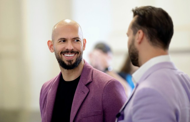 epa11768437 Andrew Tate (kiri), mantan kickboxer profesional dan influencer media sosial, dan saudaranya Tristan (kanan) mengobrol sebelum sidang banding pendahuluan yang diadakan di Pengadilan Banding di Bucharest, Rumania, 10 Desember 2024 Andrew Tate dan saudaranya Tristan adalah ditangkap pada 29 Desember 2022 usai pemeriksaan DIICOT (Direktorat Penyidikan). tentang Kejahatan Terorganisir dan Terorisme) atas tuduhan perdagangan manusia dan niat untuk membentuk kelompok kejahatan terorganisir. Sidangnya sendiri belum dimulai, meski pengusutan kasus Tate sudah berlangsung hampir dua tahun. PERMATA EPA/ROBERT
