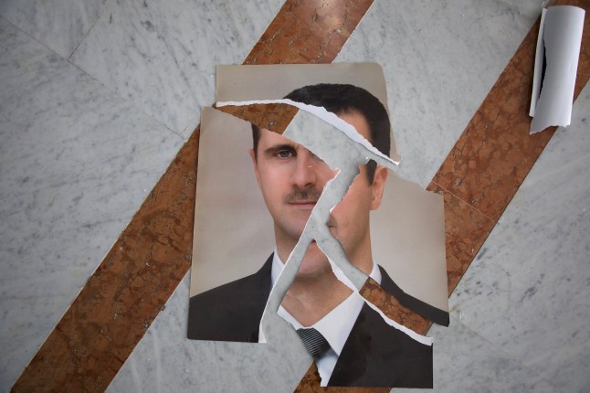 DAMAS, SYRIE - 10 DÉCEMBRE : Un portrait déchiré de Bashir al-Assad, qui semble avoir été arrangé, est vu à l'intérieur du palais présidentiel le 10 décembre 2024 à Damas, en Syrie. Certaines parties du palais ont été saccagées ces derniers jours alors que les forces rebelles syriennes se sont emparées de la capitale des mains du dirigeant de longue date Bachar al-Assad, qui a fui le pays vers la Russie. La chute du régime d'Assad marque un nouveau chapitre pour la Syrie, embourbée dans une guerre civile multipartite depuis 2011, déclenchée par les soulèvements du Printemps arabe. (Photo par Ali Haj Suleiman/Getty Images)
