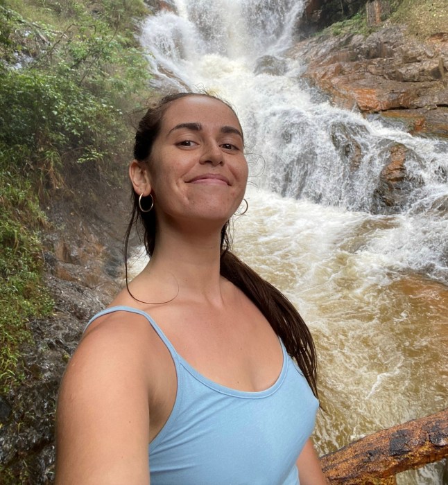 Ella Ribaka selama perjalanannya ke Vietnam. Foto dipublikasikan pada 11 Desember 2024. Seorang pelancong asal Inggris menemukan a "aneh" Taman hiburan Covid di Vietnam – dengan jam garis waktu dan patung patogen di penjara. Ella Ribak, 29, menemukan Resor Wisata Nasional Danau Tuyen Lam di Da Lat saat berkunjung ke Asia Tenggara pada Mei 2022. Ia menemukan beberapa area bertema, salah satunya disebut 