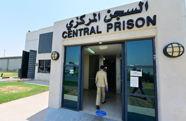 Seorang petugas polisi memasuki Penjara Pusat Al-Awir di Dubai, Uni Emirat Arab, 21 Mei 2020, di tengah pandemi COVID-19. - Di kompleks pemasyarakatan yang terletak sekitar 35 km dari pusat kota Dubai, penggunaan sistem konferensi video merupakan salah satu upaya pihak berwenang untuk mencegah penyebaran penyakit pernapasan COVID-19 di penjara, serta serangkaian tindakan pengamanan yang dilakukan sulit bagi narapidana, termasuk beberapa yang menghabiskan hari-hari mereka di lokakarya dan kelas rekreasi. (Foto oleh GIUSEPPE CACACE / AFP) (Foto oleh GIUSEPPE CACACE/AFP via Getty Images)