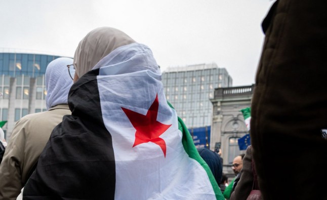 Crédit obligatoire : Photo de Roberto Silvino/NurPhoto/REX/Shutterstock (14980400a) Une représentation du peuple syrien brandit des drapeaux syriens et scande la liberté devant le Parlement européen à Bruxelles, en Belgique, le 5 décembre 2024. Sur la photo, une femme est enveloppée dans le drapeau syrien. Manifestation pour une Syrie libre, Bruxelles, Belgique - 07 décembre 2024