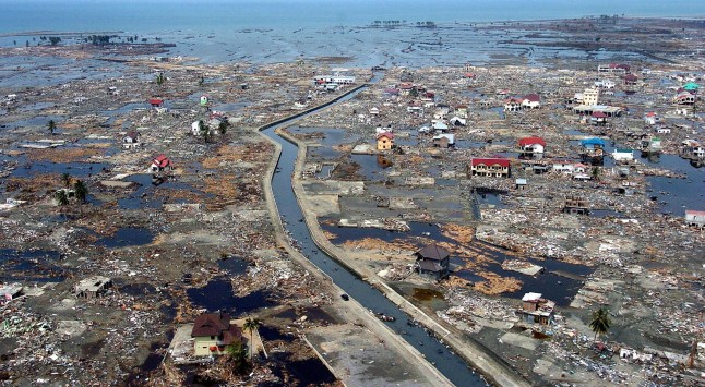 BANDA ACEH, INDONESIA: Foto udara menunjukkan rumah-rumah yang rata dengan tanah di dekat pantai laut Banda Aceh, 5 Januari 2005. Menteri Luar Negeri AS Colin Powell mengunjungi provinsi Aceh yang dilanda tsunami di Indonesia pada tanggal 5 Januari dan mengatakan kehancuran yang disebabkan oleh bencana tersebut sangat besar. yang terburuk yang pernah dilihatnya. PHOTO AFP/POOL/CHOO YOUN-KONG (Kredit foto harus dibaca CHOO YOUN-KONG/AFP via Getty Images)