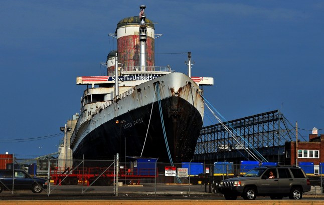 PHILADELPHIA, PA - JULY 10, 2014: SS Amerika Serikat duduk di seberang tempat parkir sebuah toko Ikea. SS Amerika Serikat perlahan-lahan mengalami kerusakan di Philadelphia sementara Susan L. Gibbs dari Chevy Chase, cucu dari arsitek kapal, berupaya mengumpulkan dana guna menyelamatkannya. Kakeknya, perancang kapal terkenal William Francis Gibbs, merancang kapal tersebut. Kapal tersebut telah berlabuh di dermaga tepi laut Philadelphia selama 17 tahun dan telah menjadi sasaran banyak orang "selamatkan kapal kita" proyek, semuanya gagal. (Foto oleh Michael S. Williamson/The Washington Post melalui Getty Images)