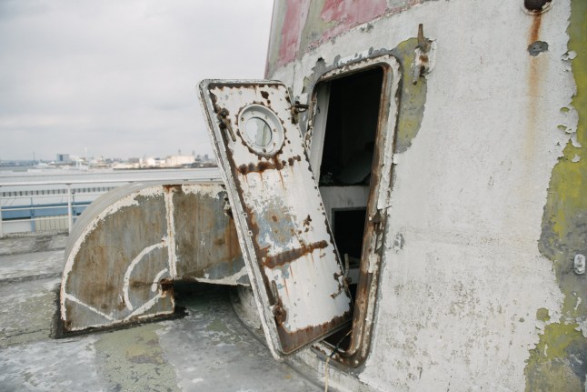 Sebuah pintu tergantung di rangka kapal laut pensiunan SS Amerika Serikat di Pier 82 di Philadelphia, Pennsylvania, AS, Jumat, 28 Februari 2020. RXR Realty telah mencapai kesepakatan dengan pemilik dan rencana nirlaba SS Amerika Serikat konversi kapal senilai $500 juta yang akan mencakup kamar hotel, restoran, dan museum yang merayakan sejarah kapal. Fotografer: Hannah Yoon/Bloomberg melalui Getty Images