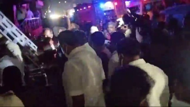 Setidaknya 7 pasien tewas, termasuk wanita dan anak-anak, 20 luka-luka setelah kebakaran rumah sakit di India Oleh Tahir Ibn Manzoor Kebakaran dahsyat terjadi di sebuah rumah sakit ortopedi besar di Dindigul, Tamil Nadu, yang mengakibatkan hilangnya tujuh nyawa dan dua puluh orang luka-luka secara tragis. . Para korban termasuk dua wanita dan seorang anak, pihak berwenang setempat mengkonfirmasi. Api diduga berasal dari korsleting listrik di lobi lantai dasar, yang dengan cepat menyebar ke seluruh bangunan. Para korban meninggal karena sesak napas akibat asap tebal yang memenuhi rumah sakit, seperti dilansir petugas pemadam kebakaran yang menangani lokasi darurat.