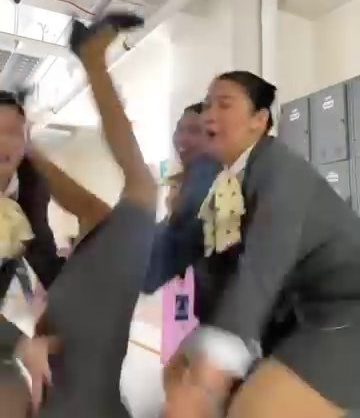 Wanita jatuh ke tanah