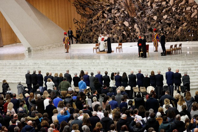 Paus Fransiskus bertemu dengan anggota AIL (Asosiasi Italia melawan Leukemia, Limfoma dan Myeloma) di Aula Paulus VI, di Vatikan, 14 Desember 2024. REUTERS/Ciro de Luca