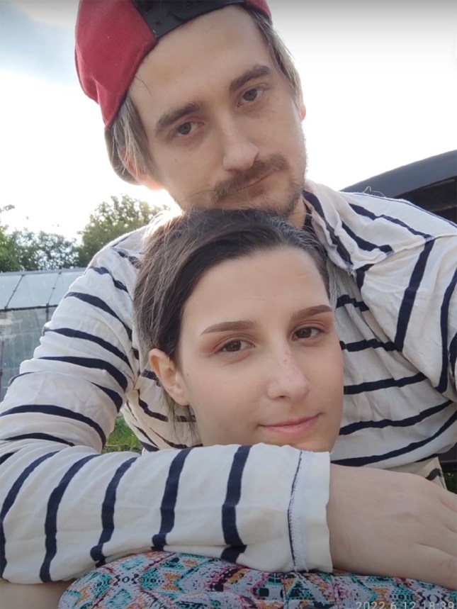 Alexander Golubev, 24, mencekik pacarnya Viktoria Kurman, 23, dan menyembunyikan tubuhnya di dalam tong plastik. Alexander dan Viktoria berfoto bersama.