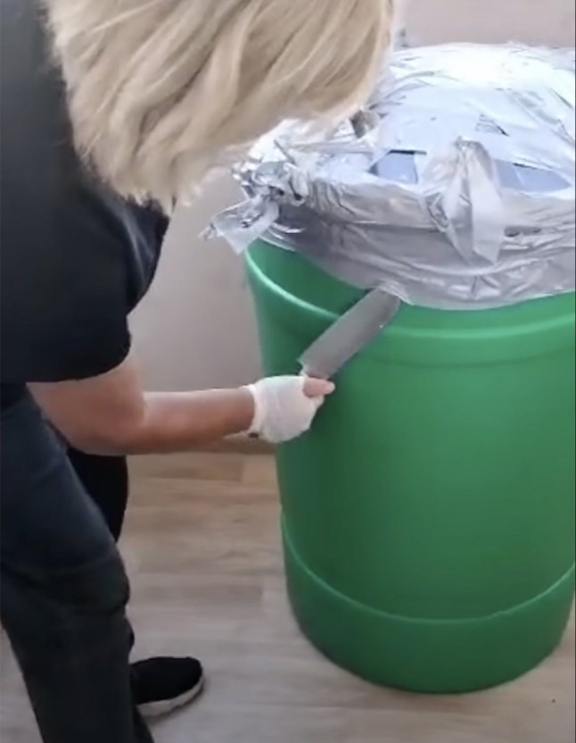 Alexander Golubev, 24, mencekik pacarnya Viktoria Kurman, 23, dan menyembunyikan tubuhnya di dalam tong plastik. Dia menutupi tubuhnya dengan baking soda untuk menutupi bau mayat yang membusuk. Dalam foto: Ibu Alexander, Marina Golubeva, mencoba membuka tong bersama ibu Viktoria, Olga Lishefay.