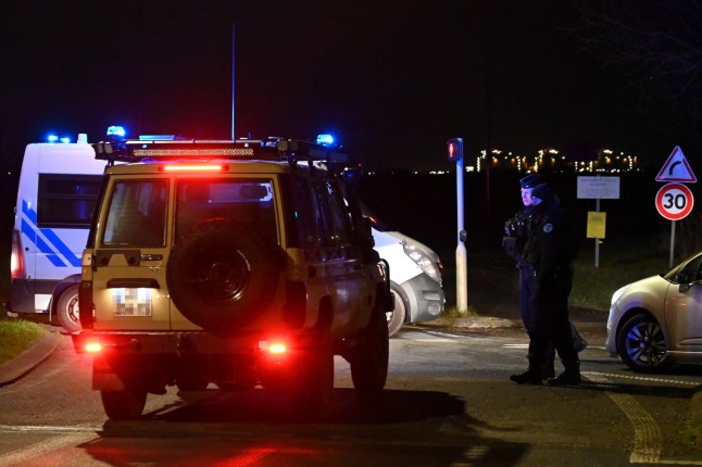 Polisi menutup kamp migran di jalan antara Mardyck dan Pantai Loon di mana dua penjaga keamanan dan dua migran ditembak mati, dekat Dunkirk, Prancis utara, 14 Desember 2024. Lima orang tewas pada 14 Desember 2024 di utara Prancis , menurut Gendarmerie Prancis, di mana seseorang melapor ke pihak berwenang pada akhir hari, menunjukkan bahwa dialah dalang pembunuhan tersebut. Empat korban pertama yang terbunuh di dekat Dunkirk dikatakan adalah dua agen keamanan dan dua migran, menurut informasi awal yang dilaporkan oleh sumber ini. Orang kelima yang terbunuh berada di komune Wormhout. (Foto oleh Bernard BARRON / AFP) (Foto oleh BERNARD BARRON/AFP via Getty Images)