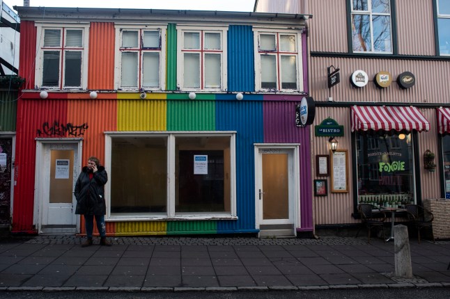 Seorang wanita berbicara melalui ponsel cerdasnya di jalan di pusat kota Reykjavik, Islandia (Foto oleh Joaquin Gomez Sastre/NurPhoto via Getty Images)