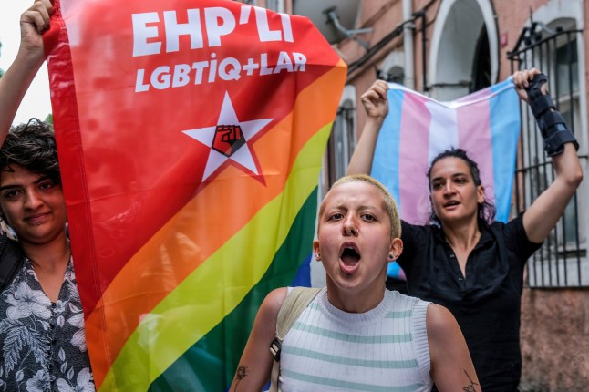 ISTANBUL, Türkiye - 2023/06/18: Seorang pengunjuk rasa meneriakkan slogan-slogan sementara rekan-rekannya mengibarkan bendera di sepanjang jalan. ITU "Parade Kebanggaan" Penahanan LGBT yang direncanakan di Taksim dilarang menurut pernyataan dari Kantor Gubernur Istanbul. Dalam keterangan kantor gubernur disebutkan demikian "Dengan mempertimbangkan keamanan dan ketertiban umum warga dan wisatawan yang akan melakukan perjalanan ke wilayah tersebut untuk tujuan pariwisata, pertemuan, demonstrasi, dan pawai tidak diperbolehkan. (Foto oleh Mine Toz/SOPA Images/LightRocket melalui Getty Images)