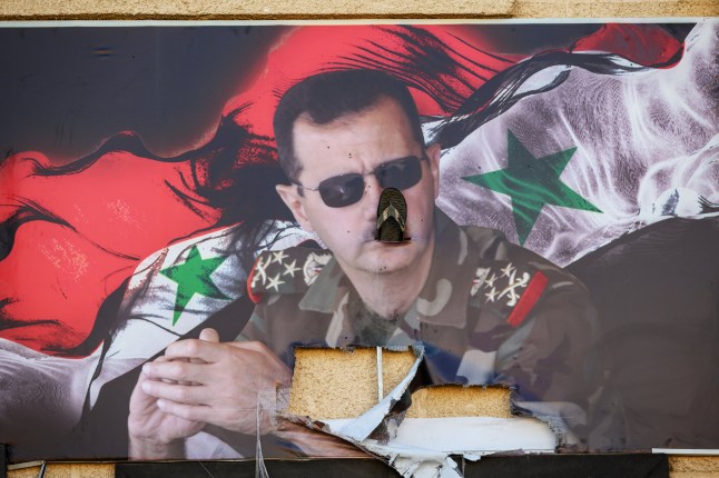 DAMASKUS, SURIAH - 15 DESEMBER: Sebuah sandal dimasukkan ke dalam poster mantan Presiden Suriah terguling Bashar al-Assad di bandara militer Mezzeh pada 15 Desember 2024 di Damaskus, Suriah. Israel mengatakan pihaknya menghancurkan kemampuan militer Suriah untuk mencegah ancaman apa pun dari pasukan Islam Hayat Tahrir al-Sham (HTS), meskipun pemimpin HTS memperingatkan Israel pada akhir pekan untuk menghentikan serangan tersebut. Jatuhnya rezim Assad menandai babak baru bagi Suriah, yang terperosok dalam perang saudara multi-partai sejak tahun 2011, yang dipicu oleh pemberontakan Arab Spring. (Foto oleh Scott Peterson/Getty Images)