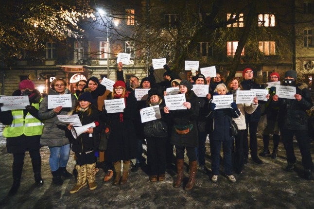 Sekelompok demonstran mengorganisir program “Solidaritas dengan perempuan Rusia – Hentikan kekerasan dalam rumah tangga dan fisik!” » plakat ketika orang-orang berkumpul di depan Konsulat Jenderal Rusia di Krakow, sebagai bentuk solidaritas terhadap perempuan Rusia, untuk secara simbolis melakukan demonstrasi menentang kekerasan dalam rumah tangga di Rusia, 23 Januari. Di Rusia, kekerasan dalam rumah tangga bukan lagi sebuah kejahatan dan kasus pemukulan pertama yang dilakukan oleh seorang kerabat pada tahun tertentu hanya akan menjadi pelanggaran administratif. Senin, 23 Januari 2017, di Krakow, Polandia. (Foto oleh Artur Widak/NurPhoto via Getty Images)