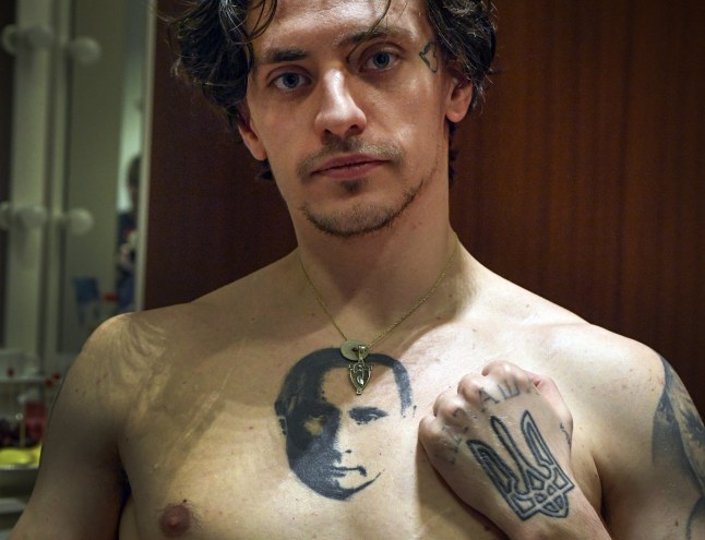 (FILES) Penari balet dan aktor kelahiran Ukraina Sergei Polunin, 29, memamerkan tatonya, yang satu menggambarkan Presiden Rusia Vladimir Putin dan yang lainnya simbol trisula nasional Ukraina, dalam wawancara dengan AFP di Moskow pada 14 Februari. , 2019. Mantan bintang Royal Ballet Sergei Polunin, yang terkenal dengan tato Presiden Rusia Vladimir Putin, mengumumkan pada 18 Desember 2024 niatnya untuk meninggalkan Rusia. Penari Ukraina-Rusia ini adalah salah satu bintang paling terkenal yang mendukung aneksasi Krimea oleh Rusia pada tahun 2014 dan serangan militer di Ukraina. Dia dihargai dengan posisi bergengsi di negara bagian. (Foto oleh Alexandre NEMENOV / AFP) (Foto oleh ALEXANDER NEMENOV/AFP via Getty Images)