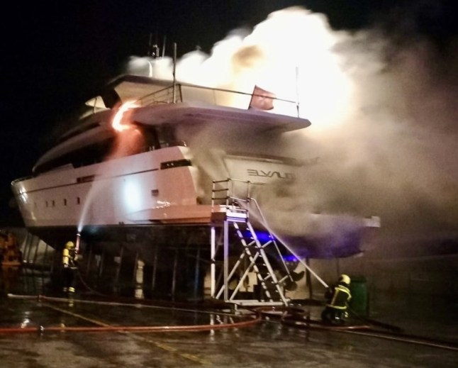 Jam Press Story (Superyacht Inferno) Foto: Superyacht sepanjang 110 kaki dilalap api. VIDEO: Superyacht berubah menjadi neraka yang mengamuk setelah terbakar secara misterius di pelabuhan Sebuah superyacht sepanjang 110 kaki terlihat dilalap api setelah terbakar secara misterius. Kapal pesiar sepanjang 11,52m itu berlabuh di sebuah pelabuhan ketika petugas pelabuhan melihat asap mengepul dari buritan. Saat petugas pemadam kebakaran tiba, angin kencang telah menimbulkan kobaran api yang melalap seluruh kapal. Rekaman menunjukkan bagaimana kapal pesiar mewah itu disemprot air dari derek. Saat api berkobar, polisi menutup area tersebut dan mengevakuasi bangunan di sekitarnya pada Senin, 16 Desember pukul 18.30. Dan baru pada jam 5 pagi keesokan harinya bara api terakhir padam. Dibutuhkan tujuh kendaraan dan 12 petugas pemadam kebakaran untuk memadamkan api di pelabuhan Sotogrande, di provinsi Cádiz, Spanyol, menurut Konsorsium Pemadam Kebakaran Provinsi Cádiz. Elysium – yang dibangun oleh merek kapal pesiar mewah Inggris Sunseeker – telah berada di dok kering untuk direkondisi sejak September. Kebakaran terjadi setelah kru pemeliharaan menyelesaikan pekerjaan mereka pada hari itu, seperti yang dilaporkan NeedToKnow. Beberapa laporan menunjukkan bahwa ada delapan ton bahan bakar diesel di kapal Elysium pada saat itu. Beruntung kapal pesiar yang dibangun pada 2018 itu dalam keadaan kosong dan api tidak merambat ke dua kapal tanker yang berada di dekatnya. Masih belum jelas mengapa Elysium, yang menampung jacuzzi, kolam rendam, dan pusat kebugaran, terbakar. Namun, petugas pelabuhan membenarkan bahwa pekerjaan kelistrikan telah dilakukan di ruang mesin sesaat sebelum kebakaran. Tidak ada dugaan kecurangan. CATATAN EDITOR AKHIR: Lisensi Penggunaan Video: (LAYANAN DARURAT) Kami memperoleh materi ini langsung dari layanan darurat (pemadam kebakaran/polisi/ambulans/penyelamat). Pembatasan video: Tidak ada.