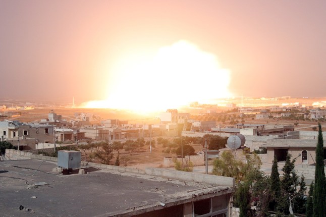 ALEPPO, SURIAH - 21 JUNI: Api berkobar setelah mesin perang milik tentara Rusia melakukan serangan bom fosfor di kota Haritan, Aleppo, Suriah pada 21 Juni 2016. (Foto oleh Mustafa Sultan/Anadolu Agency/Getty Images)