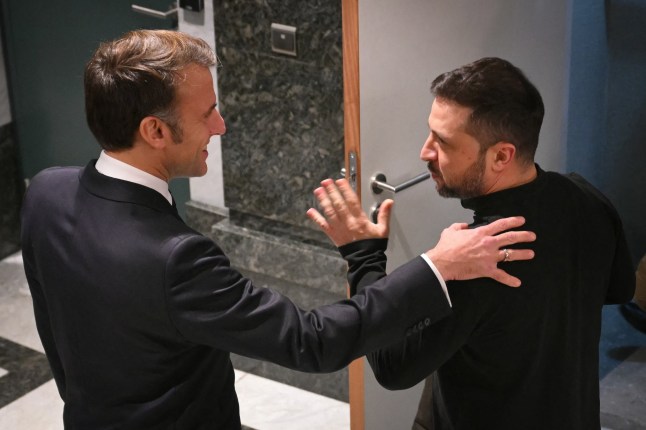 TOPSHOT - Presiden Prancis Emmanuel Macron (kiri) berbicara dengan Presiden Ukraina Volodymyr Zelensky sebelum pertemuan di Brussels pada 18 Desember 2024. (Foto oleh NICOLAS TUCAT / POOL / AFP) (Foto oleh NICOLAS TUCAT/POOL/AFP via Getty Images)