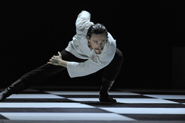 LONDON, INGGRIS - 31 MUNGKIN: Sergei Polunin sebagai Grigori Rasputin dalam musik Rasputin oleh Yuka Oishi oleh Kirill Richter, desain set oleh Otto Bubenicek, kostum oleh Ulayana Sergeenko dan pencahayaan oleh Konstantin Binkin di London Palladium pada 31 Mei 2019 di London, Inggris . (Foto oleh Robbie Jack/Corbis via Getty Images) tampil di atas panggung saat pemutaran perdana dunia Of ???Rasputin' di London Palladium pada 31 Mei 2019 di London, Inggris.