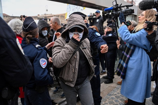 Salah satu terdakwa tiba di gedung pengadilan Avignon pada 19 Desember 2024, saat putusan menunggu di persidangan terhadap seorang pria, bersama dengan 50 orang lainnya, yang dituduh membius istrinya dan mengatur beberapa pemerkosaan selama hampir satu dekade. Pengadilan di Avignon, Prancis selatan, mengadili Dominique Pelicot, seorang pensiunan berusia 71 tahun, karena berulang kali memperkosa dan meminta lusinan orang asing untuk memperkosa istrinya yang dibius, Gisèle Pelicot di tempat tidurnya sendiri selama satu dekade. Lima puluh pria lainnya, berusia 26 hingga 74 tahun, juga diadili atas dugaan keterlibatan mereka dalam kasus yang membuat ngeri Prancis. (Foto oleh Sylvain THOMAS / AFP) (Foto oleh SYLVAIN THOMAS/AFP via Getty Images)