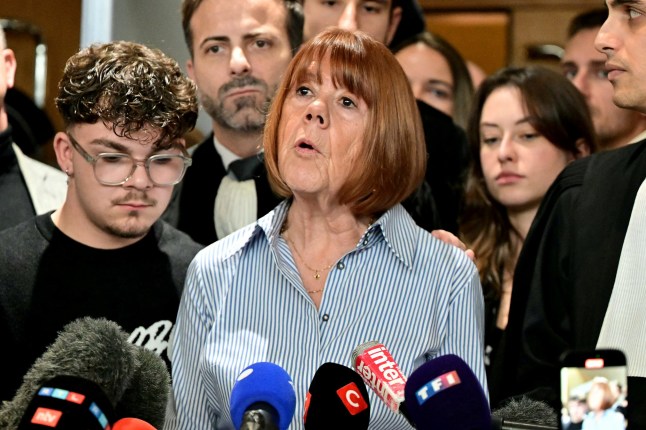 Gisèle Pelicot berbicara kepada pers meninggalkan gedung pengadilan setelah mendengarkan putusan pengadilan yang menjatuhkan hukuman maksimal 20 tahun penjara kepada mantan suaminya karena melakukan dan mengatur pemerkosaan massal dengan puluhan orang tak dikenal yang dia rekrut secara online, di Avignon pada bulan Desember 19 September 2024. Dominique Pelicot, yang telah mengakui kejahatannya, telah dinyatakan bersalah oleh pengadilan Avignon, di selatan negaranya, setelah persidangan yang berlangsung lebih dari tiga bulan yang mengejutkan Prancis dan menjadikan mantan istrinya Gisèle seorang pahlawan feminis. 50 terdakwa lainnya dalam kasus tersebut juga dinyatakan bersalah oleh pengadilan, tanpa pembebasan. (Foto oleh Miguel MEDINA / AFP) (Foto oleh MIGUEL MEDINA/AFP via Getty Images)