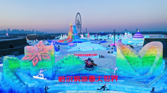 HARBIN, CHINA - 19 DESEMBER: Pembangunan dunia es dan salju telah selesai dan akan segera dibuka untuk wisatawan pada 19 Desember 2024 di Harbin, provinsi Heilongjiang, Tiongkok. Dunia Es dan Salju Harbin ke-26 akan resmi dibuka pada 20 Desember 2024. (Foto oleh Weitao Tian/Getty Images)