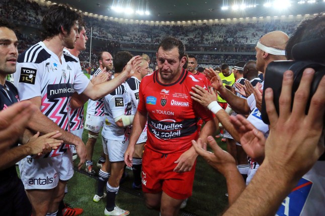 Carl Hayman (tengah) dari Toulon meninggalkan lapangan setelah Toulon kalah dalam pertandingan semifinal rugby union Top 14 Prancis antara Stade Français pada 5 Juni 2015 di Nouveau Stade di Bordeaux, barat daya Prancis. AFP PHOTO / NICOLAS TUCAT (Kredit foto harus dibaca NICOLAS TUCAT/AFP via Getty Images)